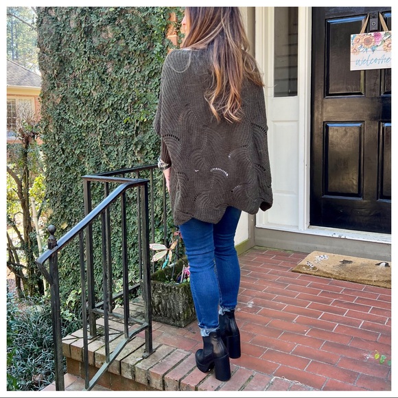 Made in Italy Chic Scallop Hem Loose Fit Sweater - Picture 6 of 8